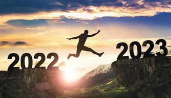 fondo de feliz año nuevo. salto exitoso al año 2023. foto