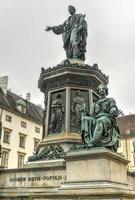 emperador franz i, patio del palacio de hofburg - viena, austria foto