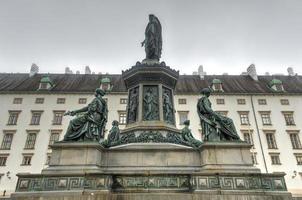 emperador franz i, patio del palacio de hofburg - viena, austria foto