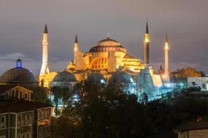 santa sofía en la noche en estambul, turquía foto