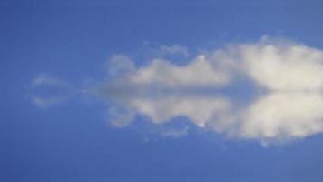 espesas nubes en un cielo azul foto