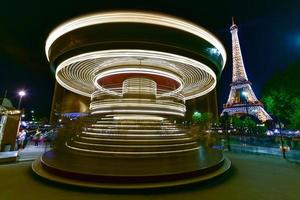 carrusel vintage iluminado cerca de la torre eiffel en parís, francia, 2022 foto