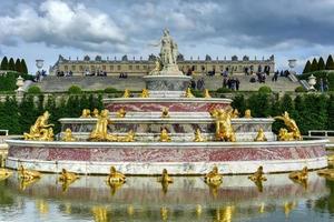 fuente latona en el famoso palacio de versalles en francia. foto