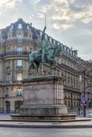 estatua de george washington a caballo en place d'iena en parís, francia. foto