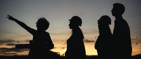 el ingeniero topógrafo está midiendo el nivel en el sitio de construcción. los topógrafos aseguran mediciones precisas antes de emprender grandes proyectos de construcción. foto