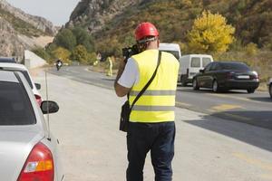 el ingeniero topógrafo está midiendo el nivel en el sitio de construcción. los topógrafos aseguran mediciones precisas antes de emprender grandes proyectos de construcción. foto