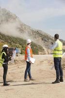 ingenieros en el sitio de construcción. voladura industrial en un sitio de construcción foto