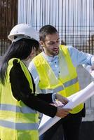 el ingeniero topógrafo está midiendo el nivel en el sitio de construcción. los topógrafos aseguran mediciones precisas antes de emprender grandes proyectos de construcción. foto