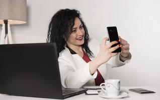 una gerente femenina trabaja en una computadora portátil en una oficina moderna. foto