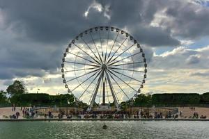 rueda de la fortuna por el jardín de las tullerías en parís, francia. es uno de los lugares más antiguos y populares del centro de parís en el distrito 1, en la orilla derecha del sena. foto