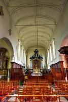 iglesia en las casas blancas medievales en el beaterio principesco ten wijngaerde en brujas, bélgica, 2022 foto