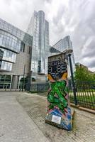 pedazo del muro de berlín cerca de los edificios de oficinas del parlamento europeo en bruselas, bélgica. foto