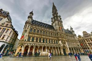 la grand place en un día nublado en bruselas, bélgica foto