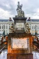 la plaza de los mártires en bruselas con el monumento conmemorativo pro patria, bélgica foto