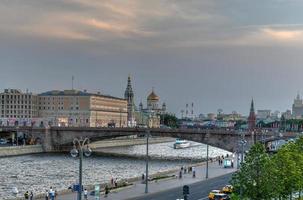 moscú, rusia - 23 de junio de 2018 - catedral de cristo salvador vista desde el parque zaryadye, moscú, rusia. foto