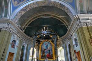 tbilisi, georgia - 11 de julio de 2018 - st. pedro y pablo la iglesia de los apóstoles en tbilisi, georgia foto