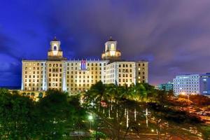 vista aérea del hotel nacional al atardecer en la ciudad de la habana, cuba, 2022 foto