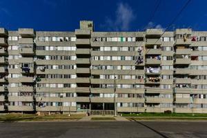 edificio en alamar, un distrito en la parte oriental de la habana en cuba. este distrito es principalmente construcción de prefabricación de arquitectura de estilo soviético, 2022 foto