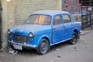 coche fiat egipcio - aswan, egipto, 2022 foto