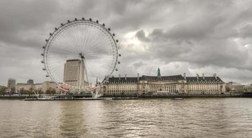 vista del ojo a través del támesis, londres, 2022 foto