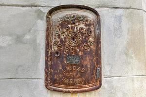 antigua caja de servicio policial para llamar en caso de emergencia en la habana vieja, cuba. foto