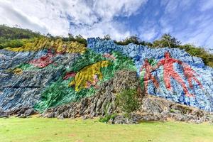 mural de la prehistoria, un mural gigante pintado en un acantilado en el área de viñales de cuba, 2022 foto