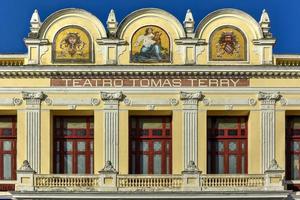 teatro tomas terry en el parque jose marti, la plaza principal del patrimonio mundial de la unesco de cienfuegos, cuba. foto