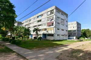 edificio en alamar, un distrito en la parte oriental de la habana en cuba. este distrito es principalmente construcción de prefabricación de arquitectura de estilo soviético, 2022 foto