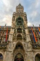 munich, alemania - 7 de julio de 2021 - horizonte de munich con el ayuntamiento de marienplatz en alemania foto