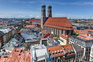 munich, alemania - 6 de julio de 2021 - vista aérea del ayuntamiento de marienplatz y frauenkirche en munich, alemania foto