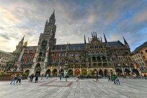 munich, alemania - 7 de julio de 2021 - horizonte de munich con el ayuntamiento de marienplatz en alemania foto