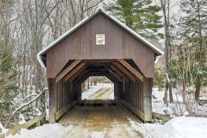 Puente cubierto de demolición en Plainfield, New Hampshire durante el invierno. foto