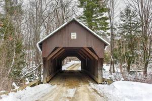 Puente cubierto de demolición en Plainfield, New Hampshire durante el invierno. foto