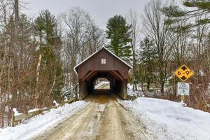 Puente cubierto de demolición en Plainfield, New Hampshire durante el invierno. foto