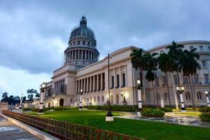 edificio de la capital nacional al atardecer en la habana, cuba. foto