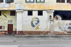 imagen icónica del che guevara en las calles de la habana, cuba, 2022 foto