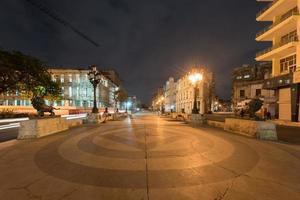 el amplio boulevard paseo del prado en la habana, cuba por la noche. foto