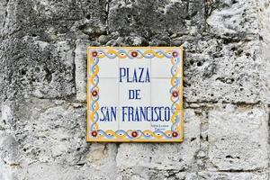 la iglesia de san francisco y su plaza adyacente en la habana vieja, un famoso hito turístico en la ciudad colonial. foto