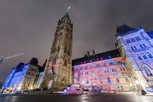 espectáculo de luces de vacaciones de invierno proyectado por la noche en la casa del parlamento canadiense para celebrar el 150 aniversario de canadá en ottawa, canadá. foto