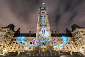 espectáculo de luces de vacaciones de invierno proyectado por la noche en la casa del parlamento canadiense para celebrar el 150 aniversario de la confederación de canadá en ottawa, canadá.