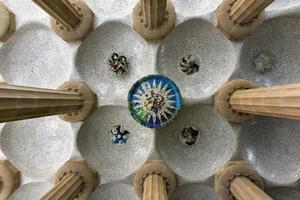 El parque güell de barcelona, españa es un sistema de parques públicos compuesto por jardines y elementos arquitectónicos situado en la colina del carmel, en barcelona, cataluña. foto