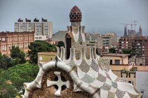 park güell en barcelona, españa es un sistema de parques públicos compuesto por jardines y elementos arquitectónicos ubicados en carmel hill, en barcelona, cataluña foto