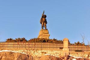 la estatua de samuel de champlain con instrumento de navegación astrolabio en ottawa, canadá. foto