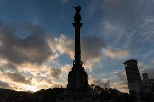 silueta del monumento dedicado al famoso navegante italiano cristoforo colombo en barcelona, españa. foto