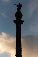 silueta del monumento dedicado al famoso navegante italiano cristoforo colombo en barcelona, españa. foto