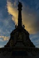 silueta del monumento dedicado al famoso navegante italiano cristoforo colombo en barcelona, españa. foto