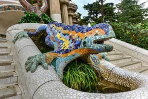 lagarto en el parque guell en barcelona, españa es un sistema de parques públicos compuesto por jardines y elementos arquitectónicos ubicados en carmel hill, en barcelona, cataluña foto