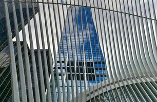 ciudad de nueva york - 18 de abril de 2021 - vista del complejo del centro de comercio mundial desde el oculus en el bajo manhattan. foto