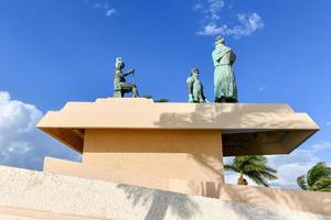 campeche, méxico - 25 de mayo de 2021 - 4 de octubre plaza que conmemora la fecha de la fundación de la ciudad, representando la reunión de un cacique maya, el conquistador francisco de montejo y un sacerdote. foto