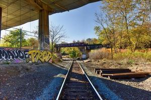 vías de tren que atraviesan la ciudad de jersey, nueva jersey. foto